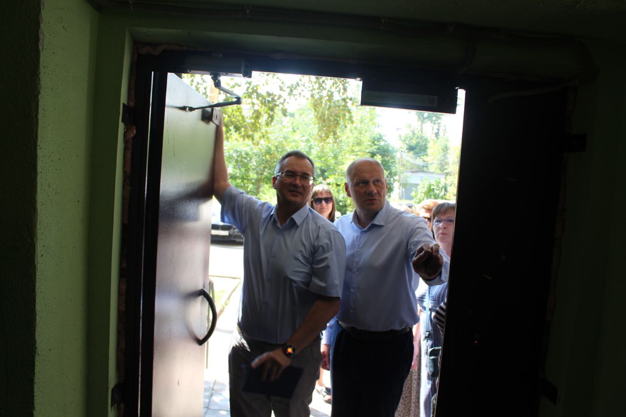 Заместитель главы городского округа Фрязино Антон Тропин встретился с жителями дома №2 по улице Полевой