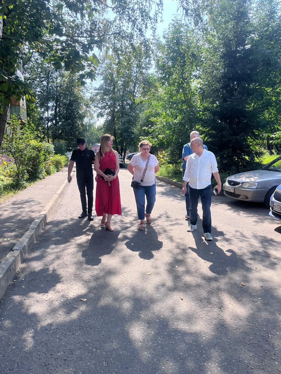 Заместитель главы городского округа Фрязино Наталия Князева вместе с жителями проверила готовность к наступающим холодам дома 2А по улице Попова