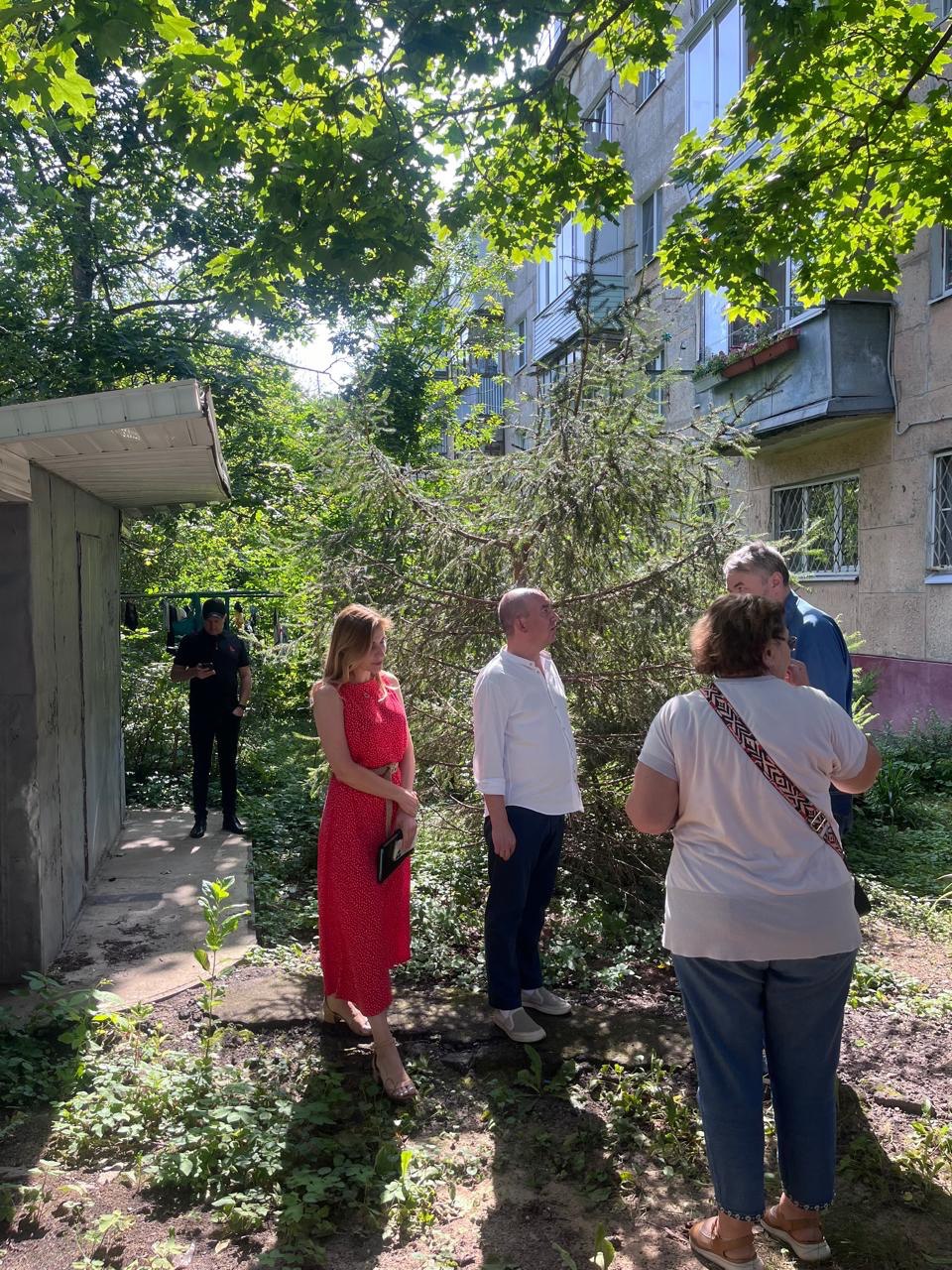Заместитель главы городского округа Фрязино Наталия Князева вместе с жителями проверила готовность к наступающим холодам дома 2А по улице Попова