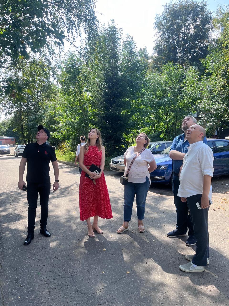 Заместитель главы городского округа Фрязино Наталия Князева вместе с жителями проверила готовность к наступающим холодам дома 2А по улице Попова