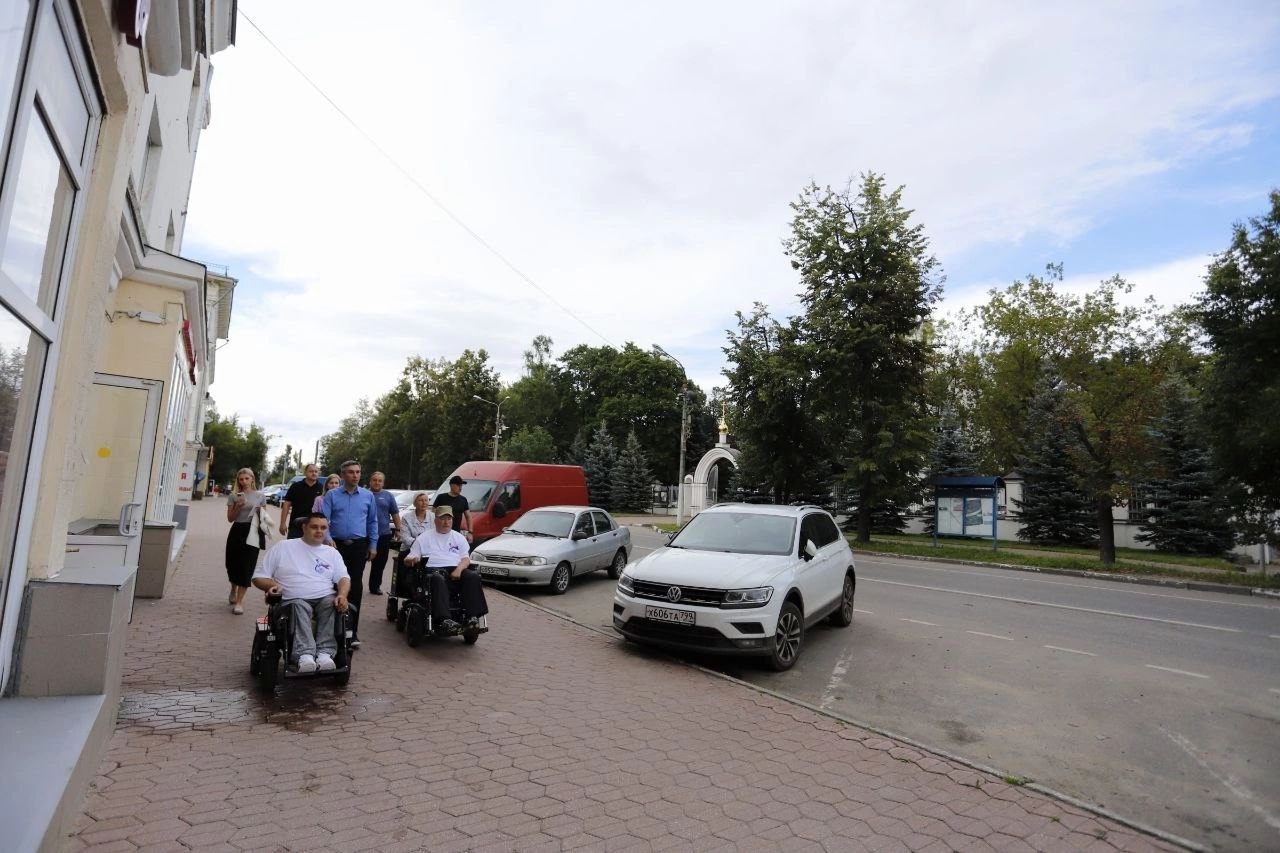 Первый заместитель главы городского округа Фрязино Нодар Бощеван провел проверку доступной среды с жителями Фрязино