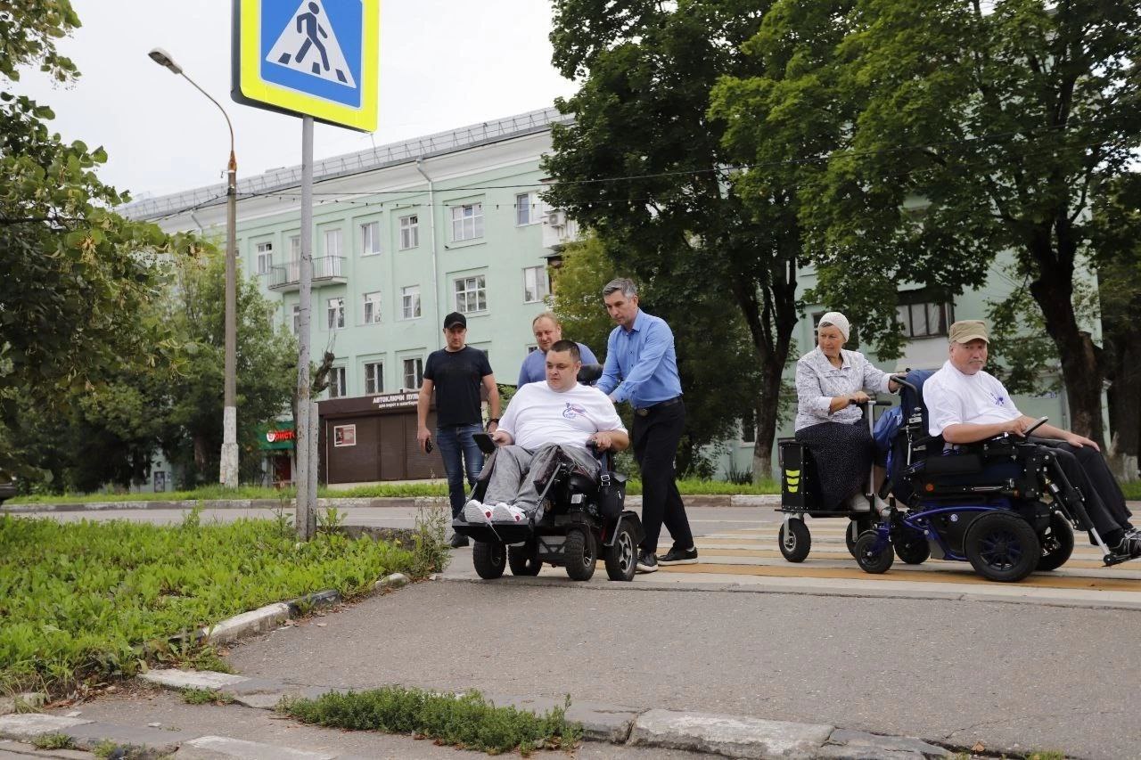 Первый заместитель главы городского округа Фрязино Нодар Бощеван провел проверку доступной среды с жителями Фрязино