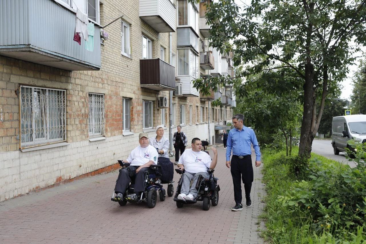 Первый заместитель главы городского округа Фрязино Нодар Бощеван провел проверку доступной среды с жителями Фрязино