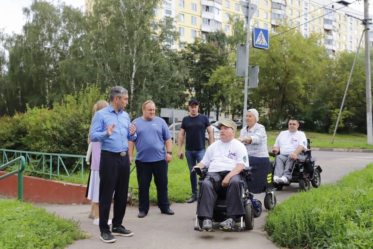 Первый заместитель главы городского округа Фрязино Нодар Бощеван провел проверку доступной среды с жителями Фрязино
