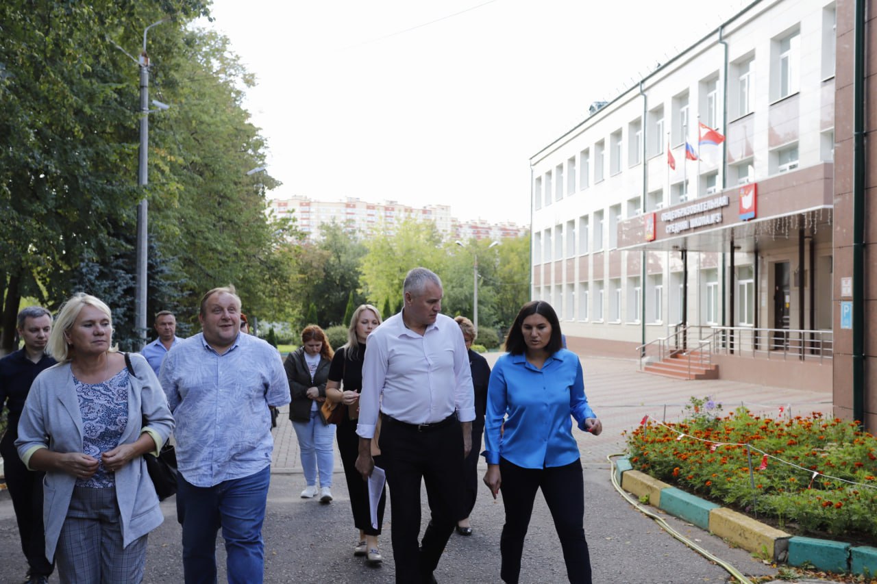 В преддверии Дня Знаний Глава городского округа Фрязино Дмитрий Воробьев проверил подход к школе №3