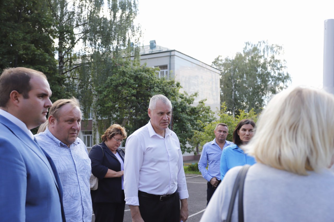 В преддверии Дня Знаний Глава городского округа Фрязино Дмитрий Воробьев проверил подход к школе №3