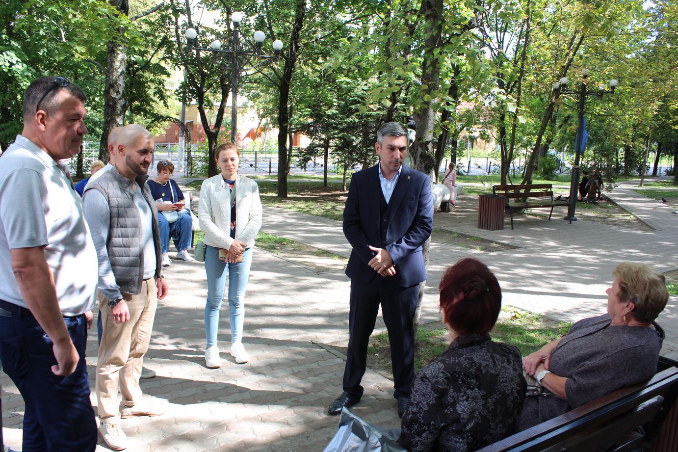 В рамках обхода территории первый заместитель главы Нодар Бощеван проверил содержание сквера «Сказка»