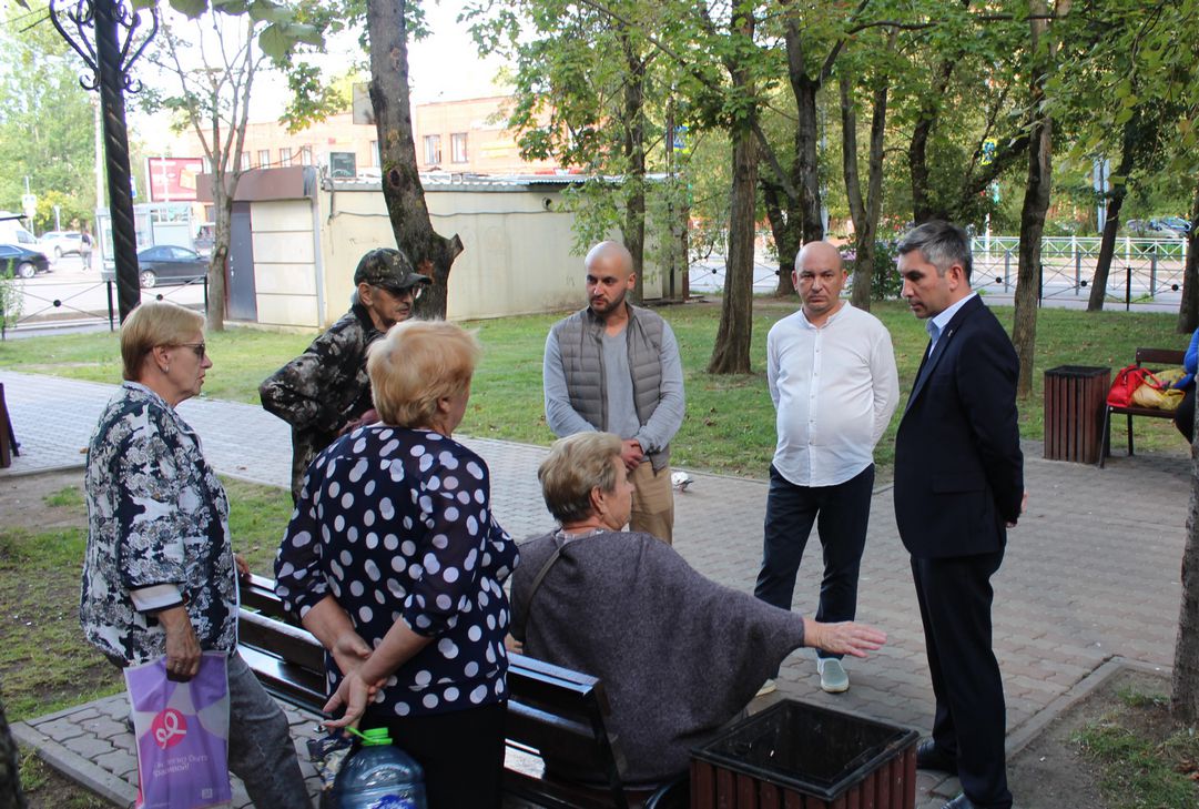 В рамках обхода территории первый заместитель главы Нодар Бощеван проверил содержание сквера «Сказка»