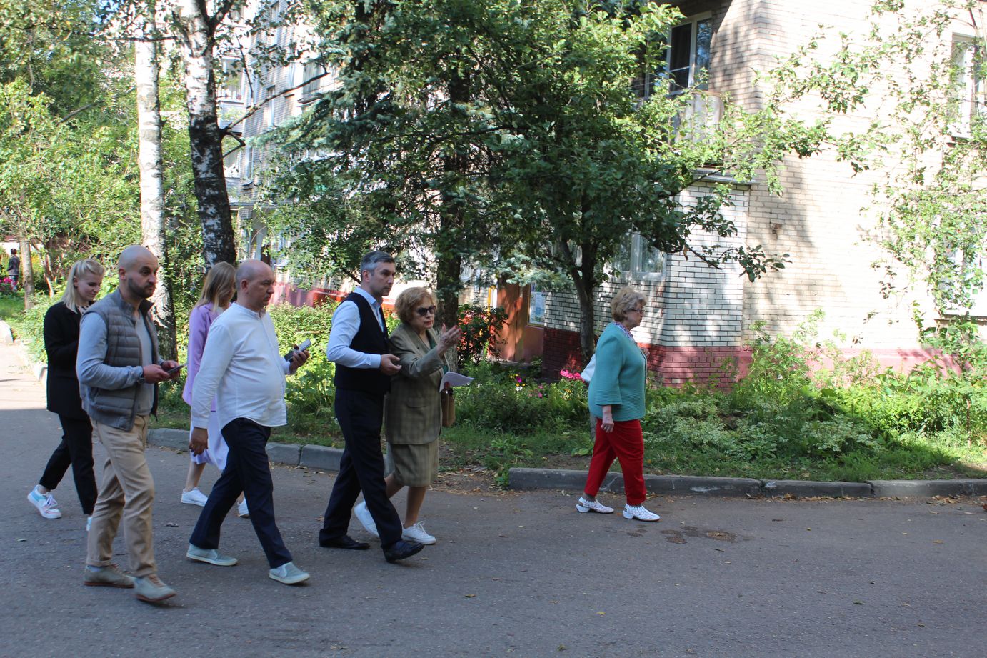 В рамках обхода территории первый заместитель главы Нодар Бощеван проверил содержание сквера «Сказка»