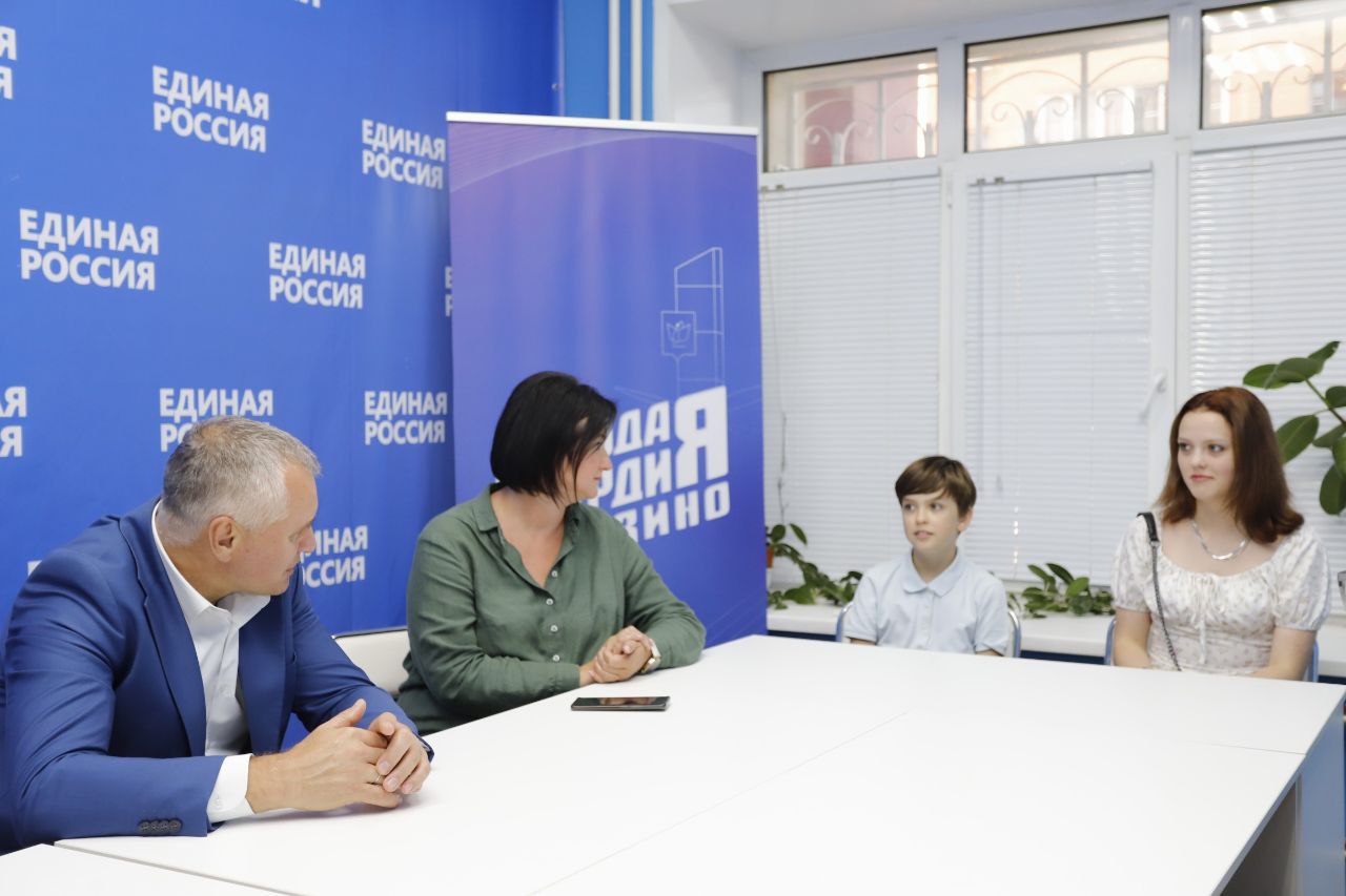 В преддверии Дня знаний и начала нового учебного года встретились с родными наших защитников