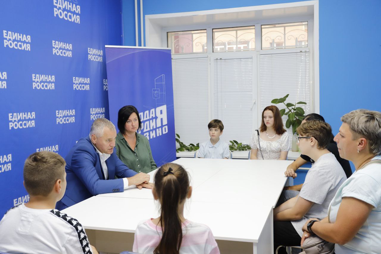 В преддверии Дня знаний и начала нового учебного года встретились с родными наших защитников