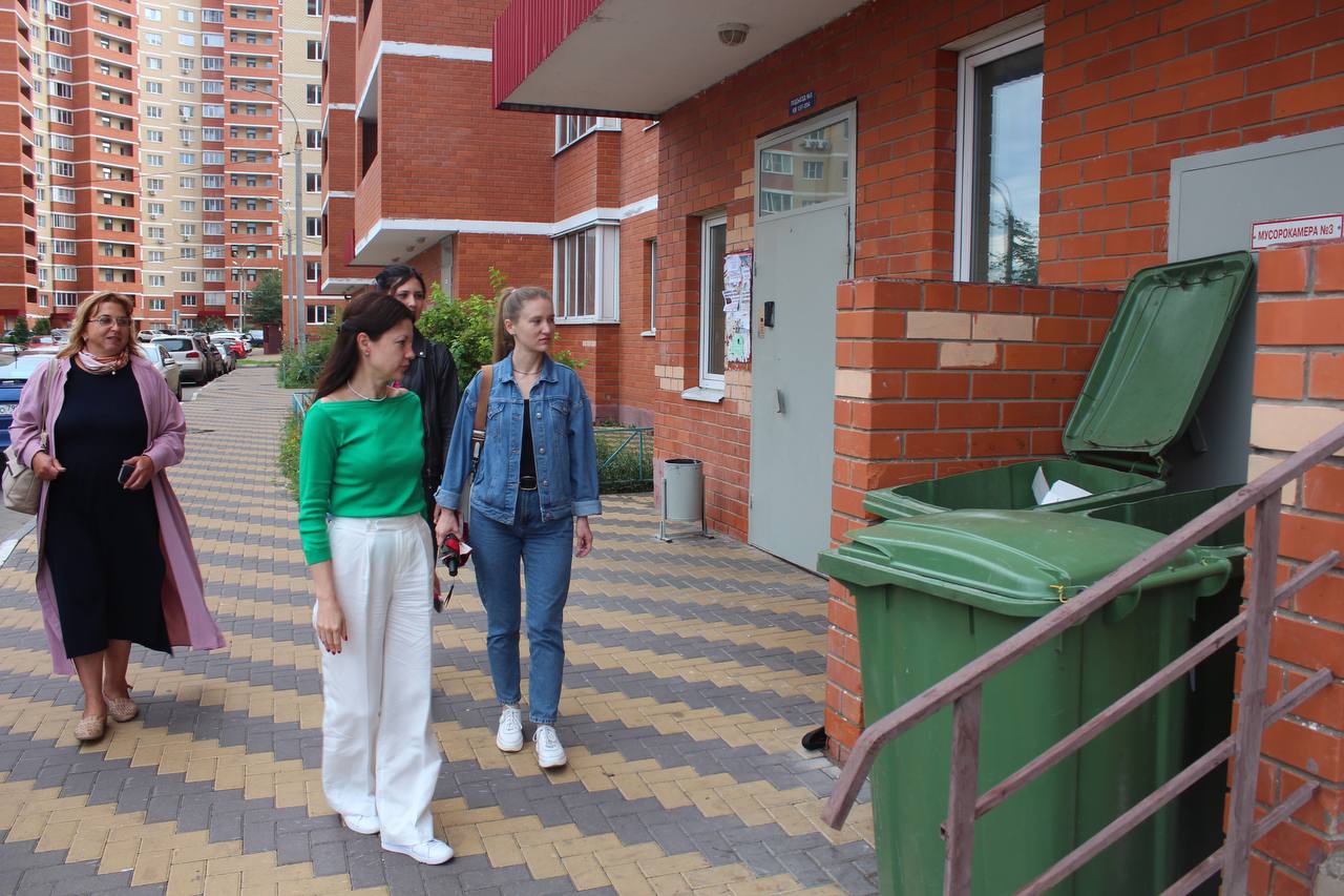 Заместитель главы городского округа Фрязино Наталья Силаева встретилась с жителями в районе дома №18 по улице Горького