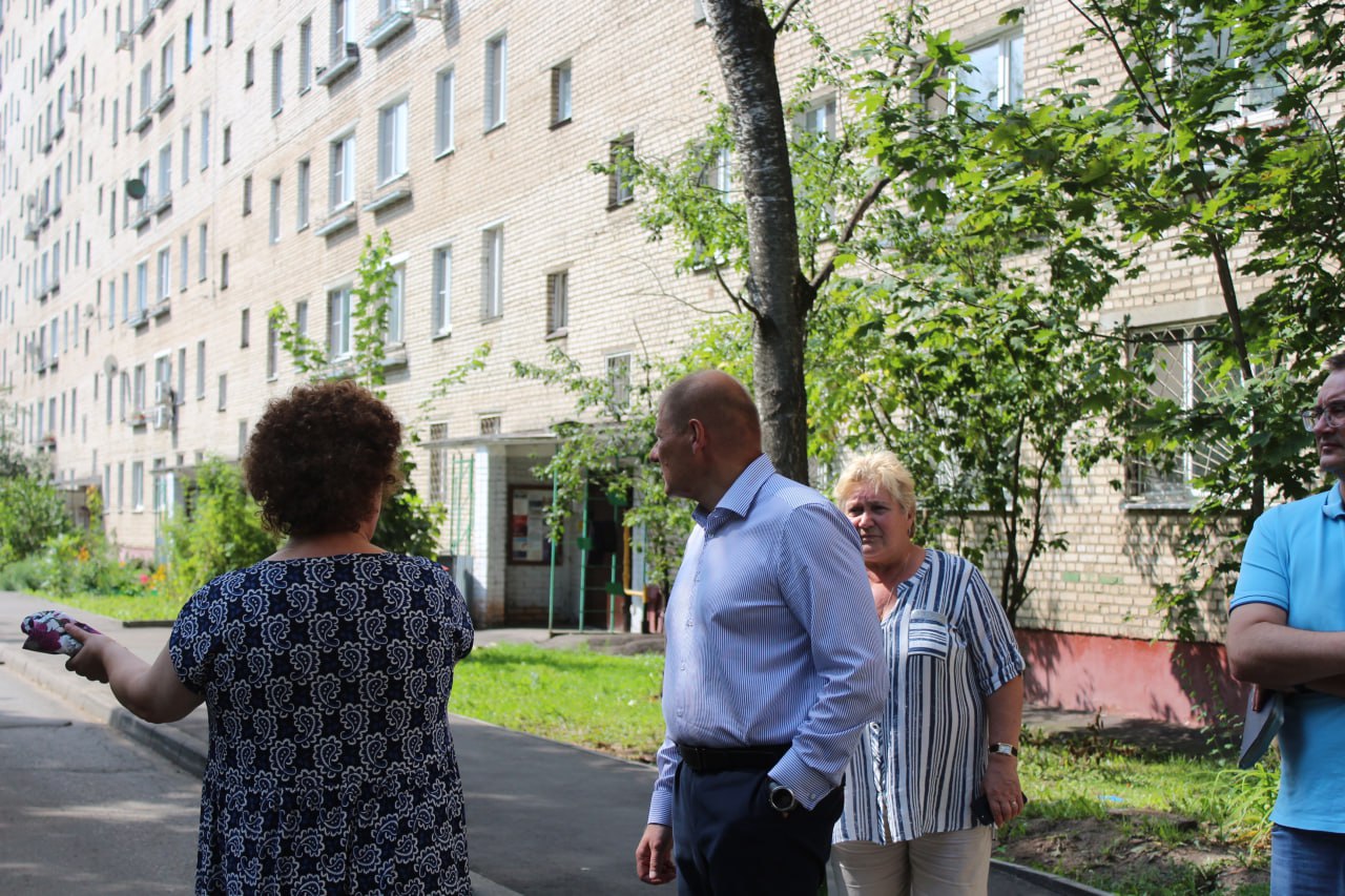 Заместитель главы г.о. Фрязино Антон Тропин встретился с жителями дома №6 по Проспекту Мира