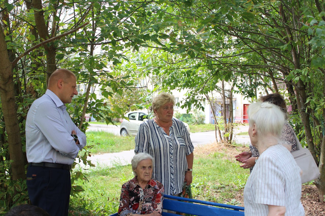 Заместитель главы г.о. Фрязино Антон Тропин встретился с жителями дома №6 по Проспекту Мира