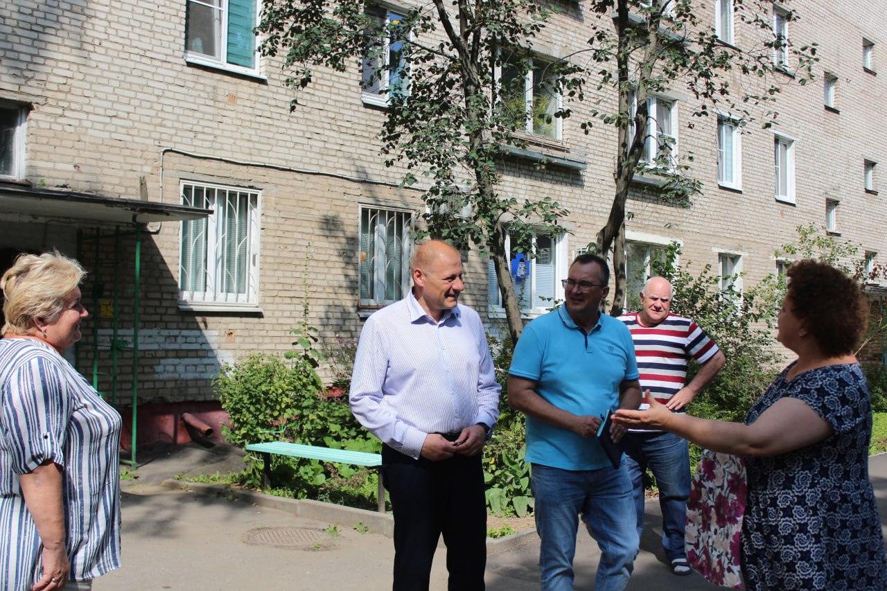 Заместитель главы г.о. Фрязино Антон Тропин встретился с жителями дома №6 по Проспекту Мира