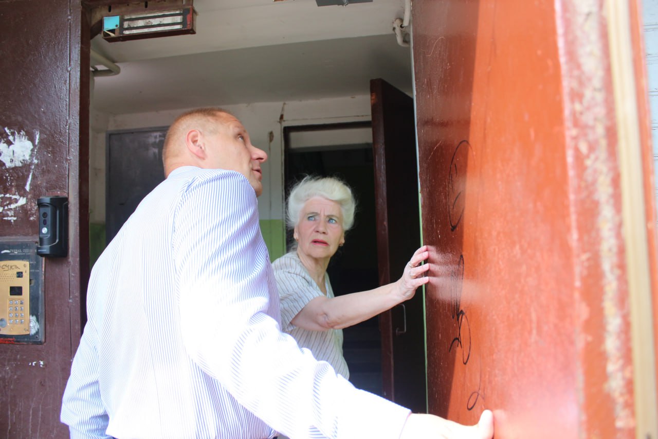 Заместитель главы г.о. Фрязино Антон Тропин встретился с жителями дома №6 по Проспекту Мира