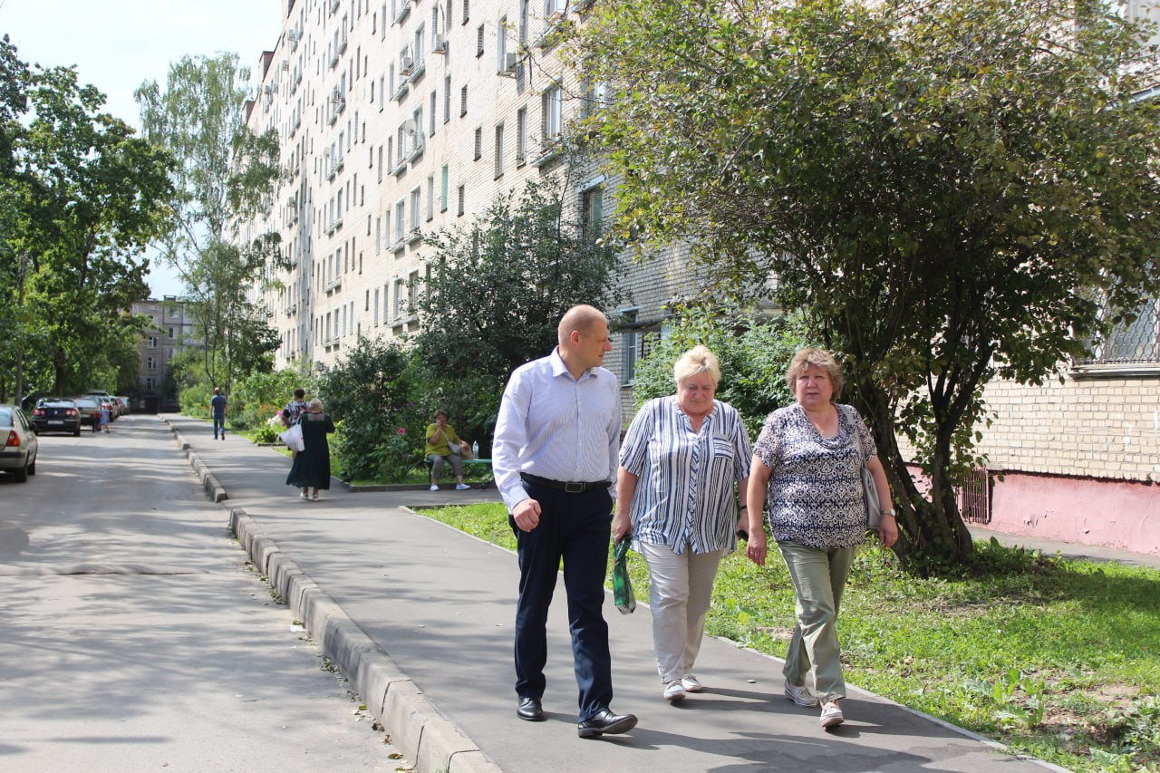 Заместитель главы г.о. Фрязино Антон Тропин встретился с жителями дома №6 по Проспекту Мира