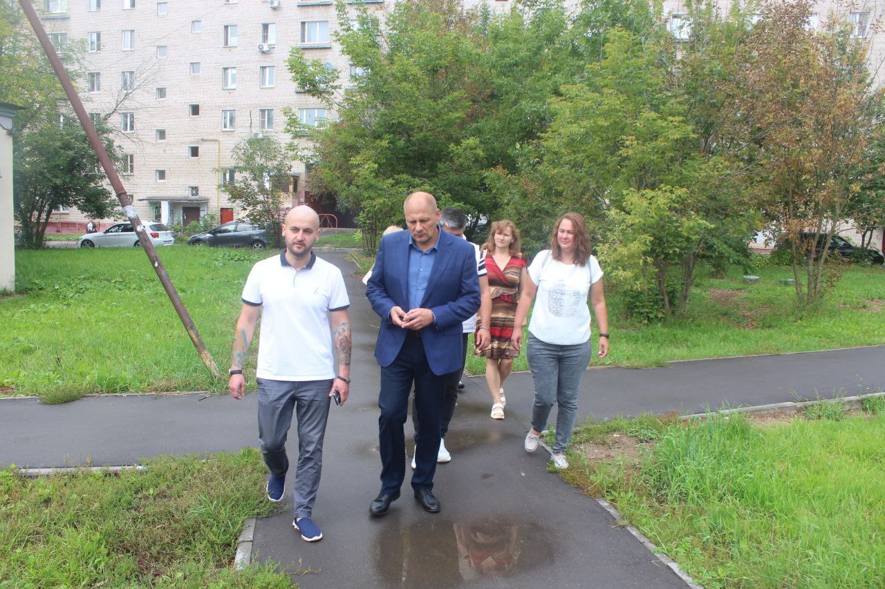 Заместитель главы городского округа Фрязино Антон Тропин встретился с жителями домов № 4к1 и №6 по Проспекту Мира