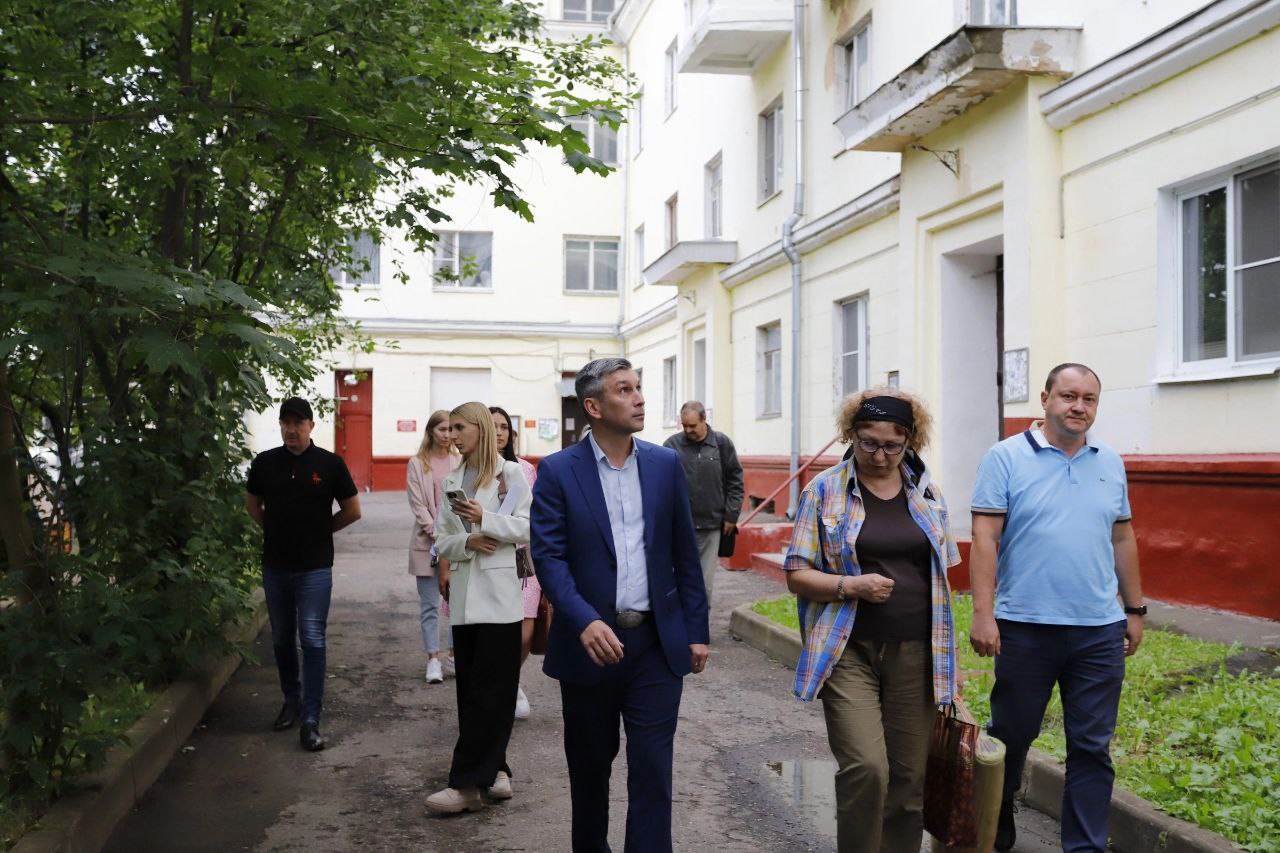 Первый заместитель главы городского округа Фрязино Нодар Бощеван провел встречу с жителями домов №3 и №4 по ул. Московская