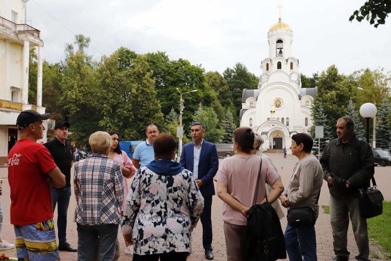 Первый заместитель главы городского округа Фрязино Нодар Бощеван провел встречу с жителями домов №3 и №4 по ул. Московская