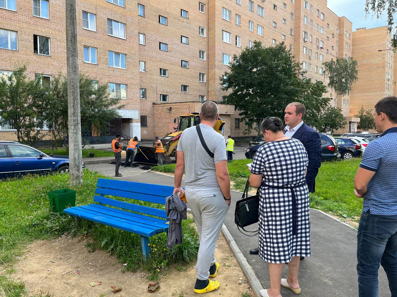 Заместитель главы городского округа Фрязино Артем Вольчак встретился с жителями дома №15 по улице Полевая