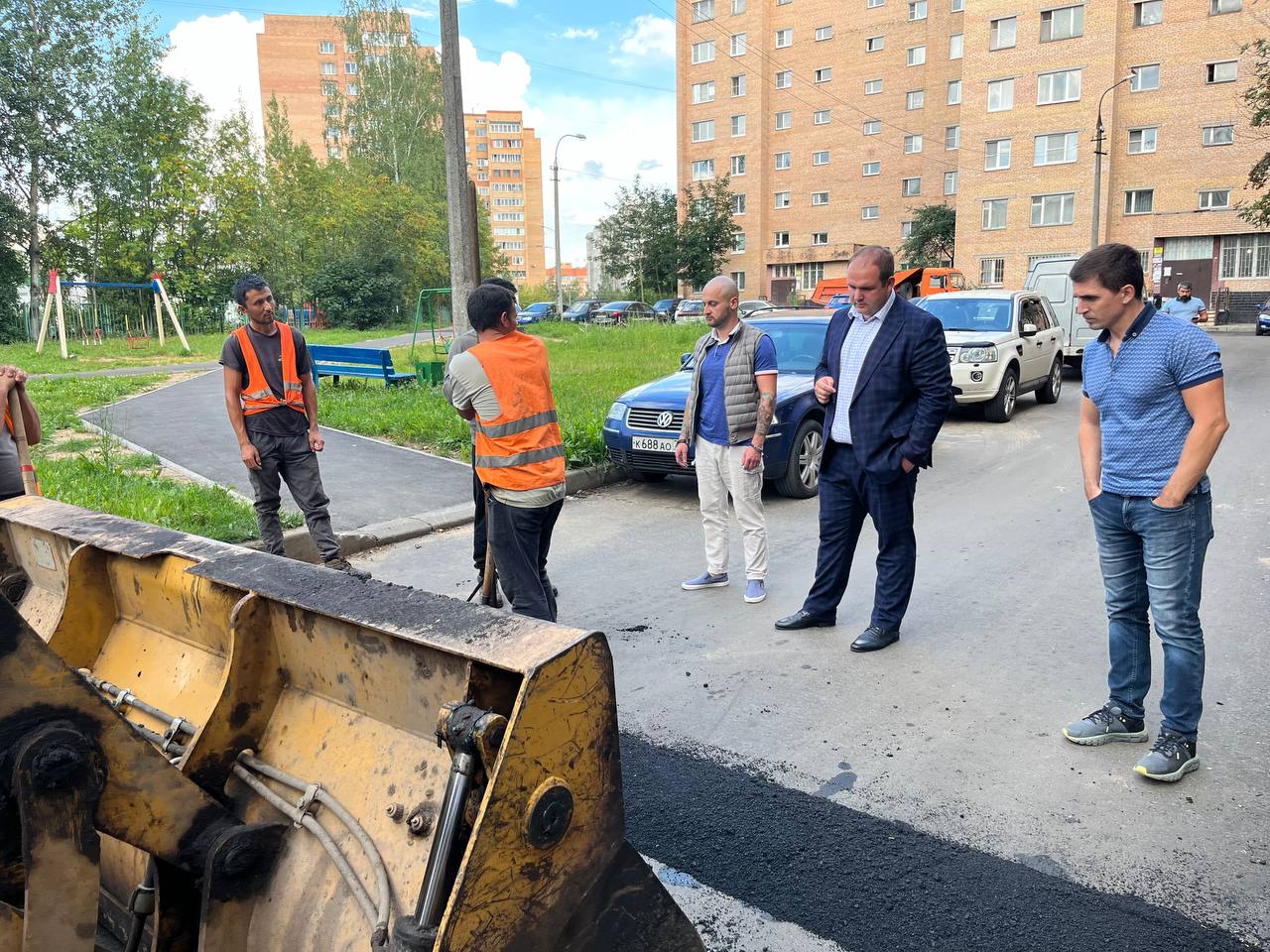 Заместитель главы городского округа Фрязино Артем Вольчак встретился с жителями дома №15 по улице Полевая