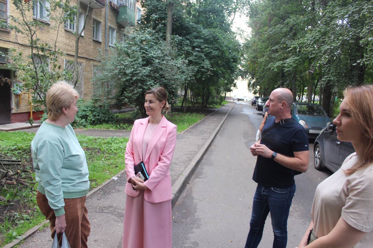 Заместитель главы городского округа Фрязино Наталия Князева встретилась с жителями многоквартирного дома №15 по улице Вокзальной