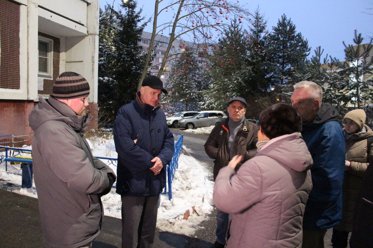 Глава городского округа Фрязино Дмитрий Воробьев встретился с жительницей дома №4 по улице 60 лет СССР