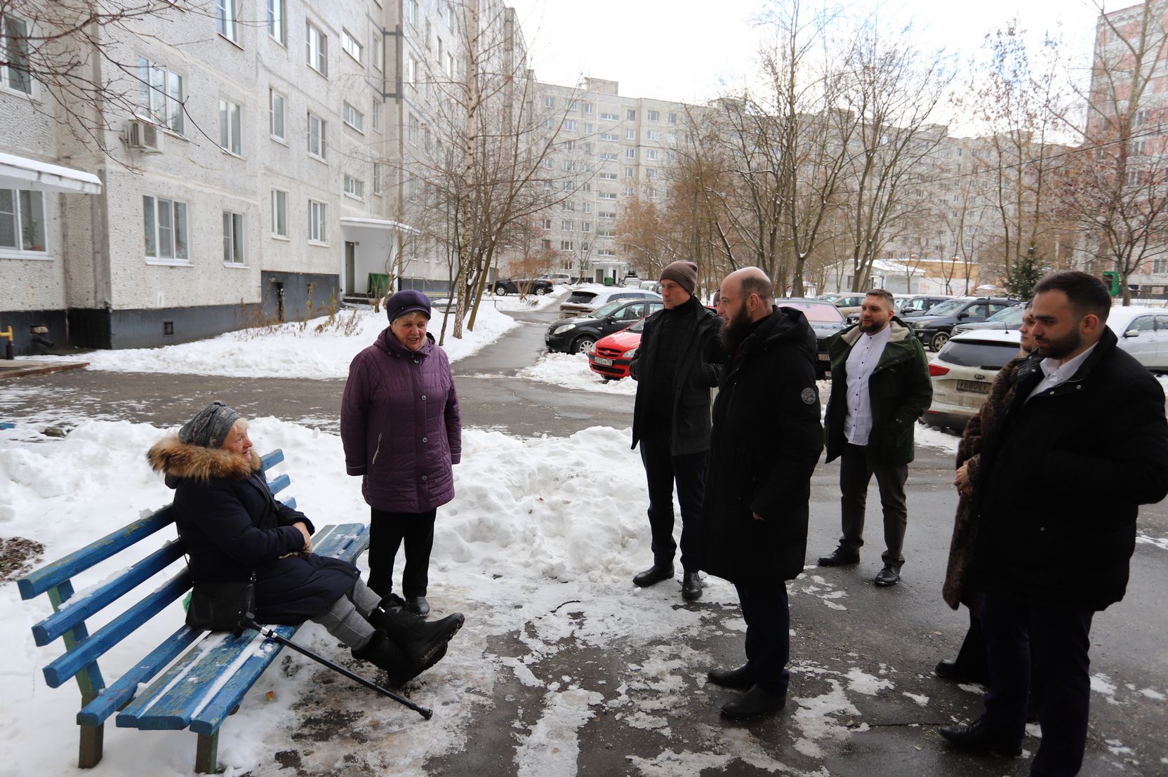 Начальник управления благоустройства, дорожного хозяйства и транспорта администрации Павел Никишкин встретился с жителями дома №11 по проезду Десантников