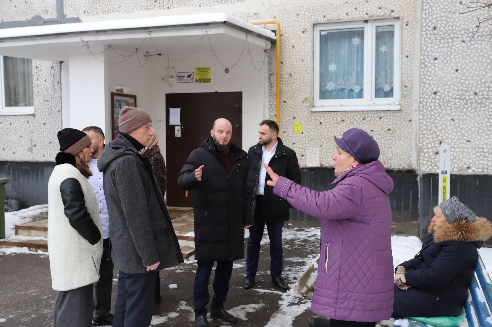 Начальник управления благоустройства, дорожного хозяйства и транспорта администрации Павел Никишкин встретился с жителями дома №11 по проезду Десантников