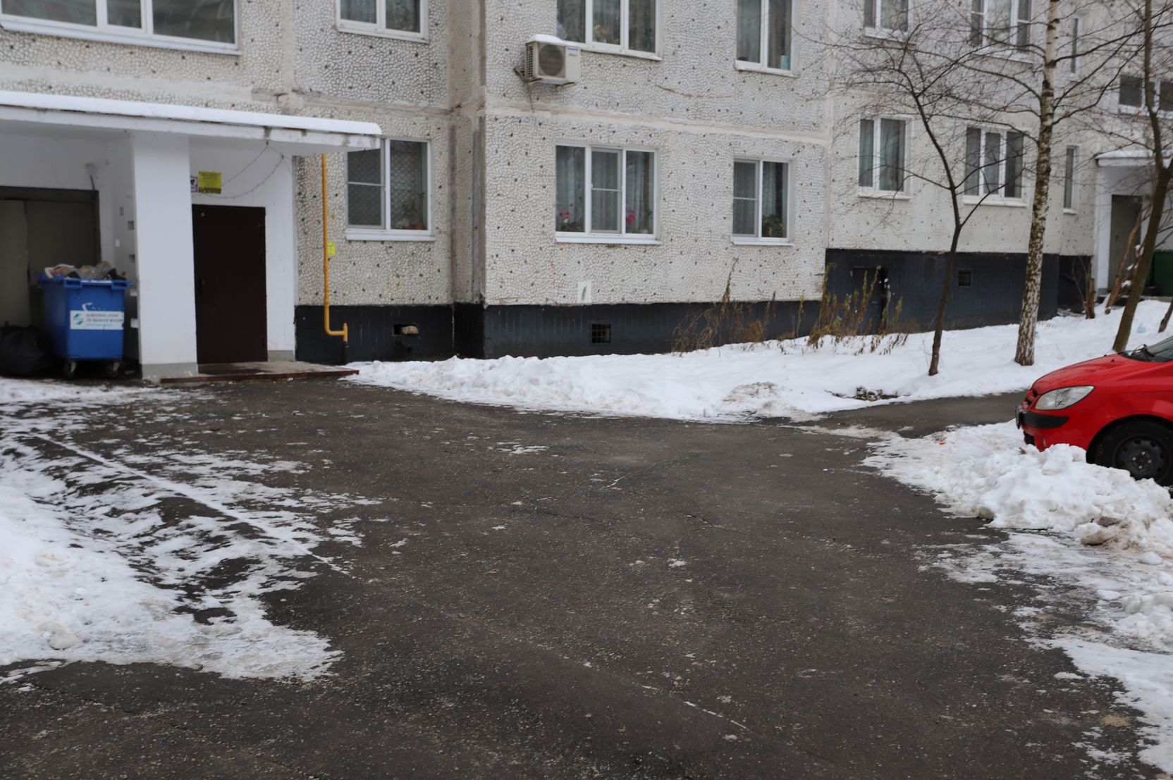 Начальник управления благоустройства, дорожного хозяйства и транспорта администрации Павел Никишкин встретился с жителями дома №11 по проезду Десантников