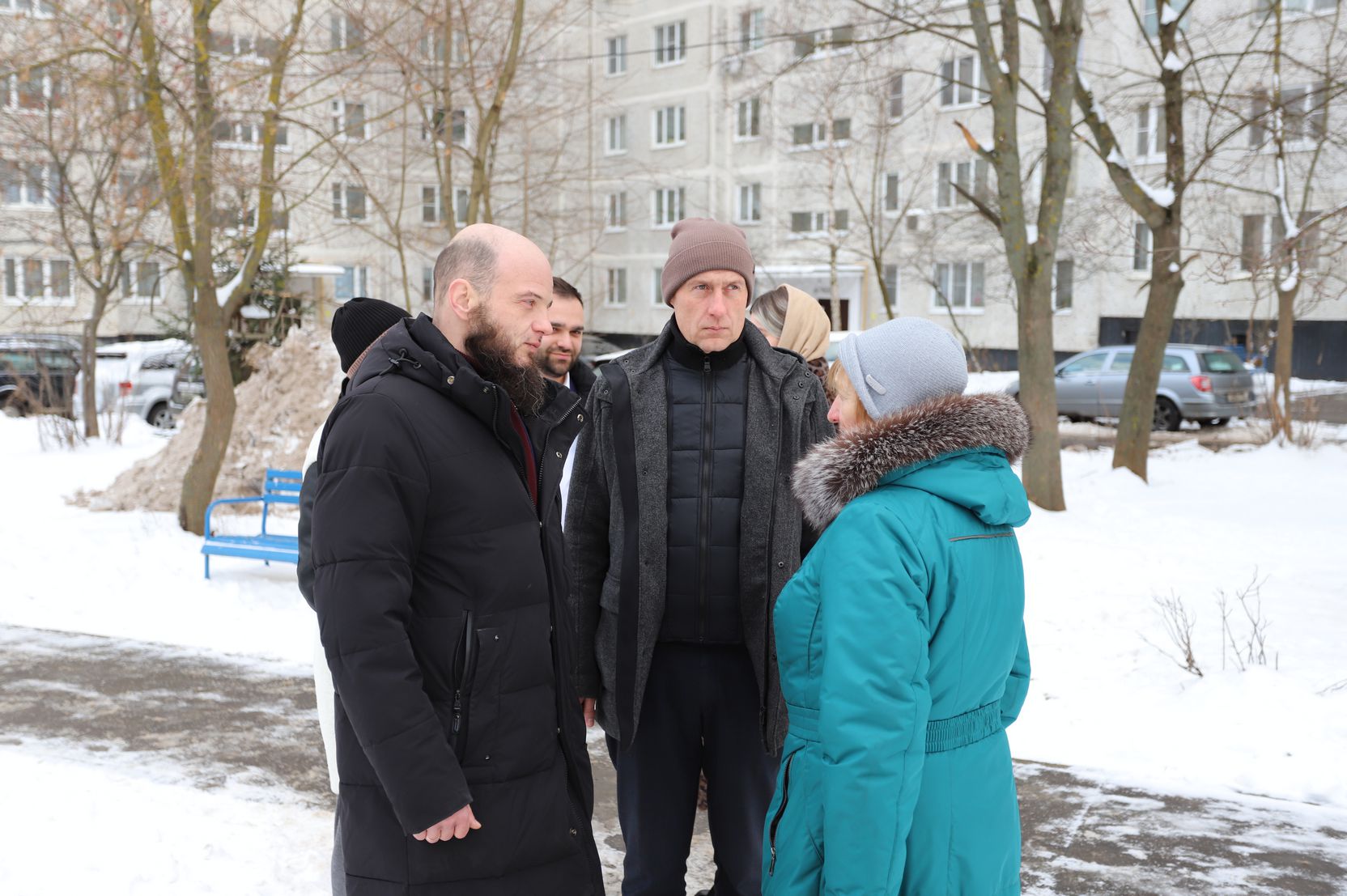 Начальник управления благоустройства, дорожного хозяйства и транспорта администрации Павел Никишкин встретился с жителями дома №11 по проезду Десантников