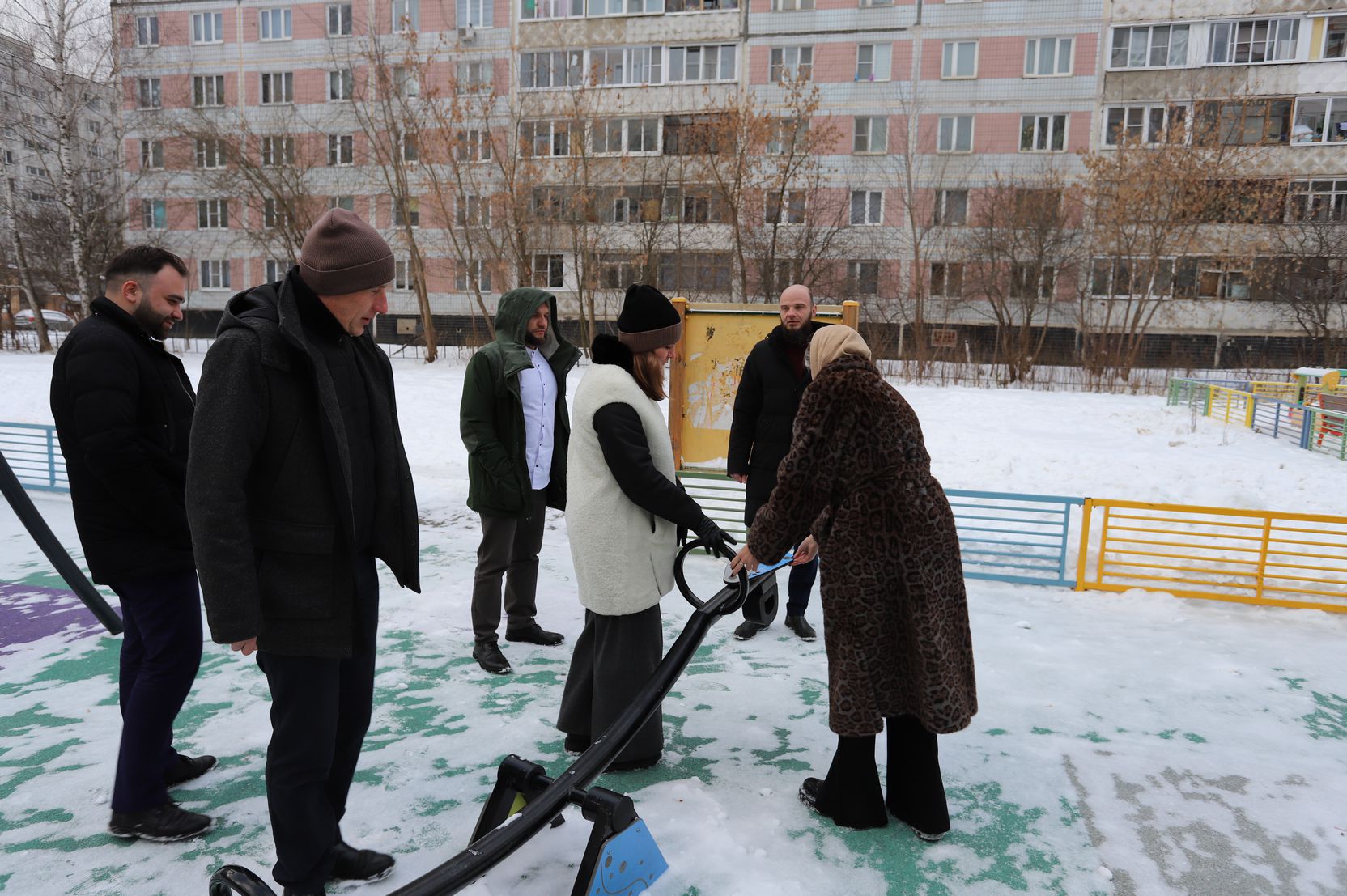 Начальник управления благоустройства, дорожного хозяйства и транспорта администрации Павел Никишкин встретился с жителями дома №11 по проезду Десантников