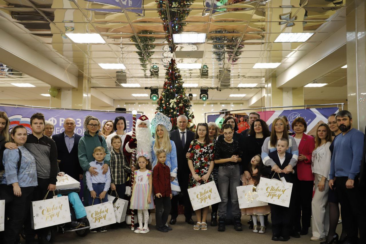 Глава городского округа Фрязино Дмитрий Воробьев принял участие во всероссийской акции «Ёлка желаний»