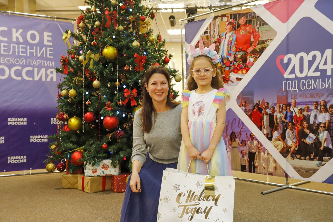 Глава городского округа Фрязино Дмитрий Воробьев принял участие во всероссийской акции «Ёлка желаний»