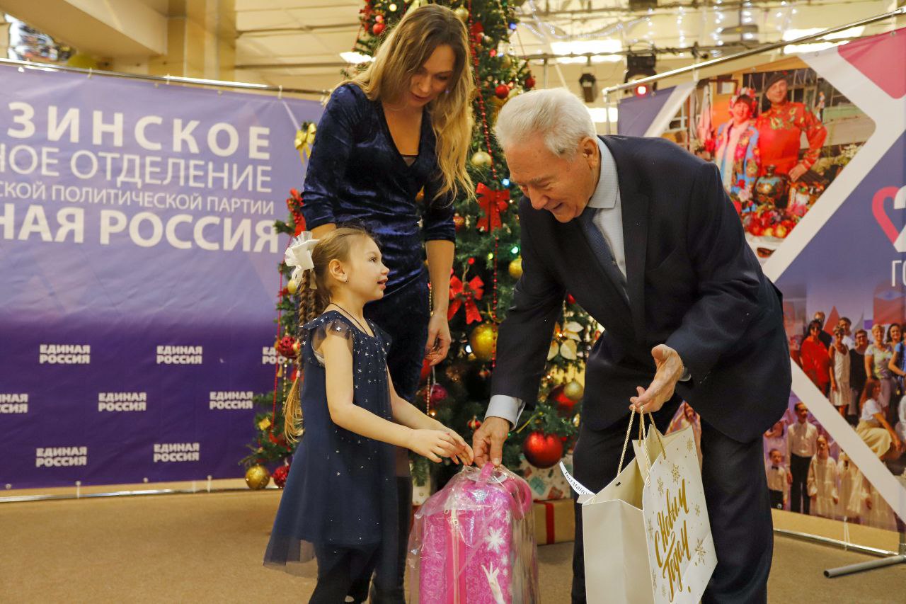 Глава городского округа Фрязино Дмитрий Воробьев принял участие во всероссийской акции «Ёлка желаний»
