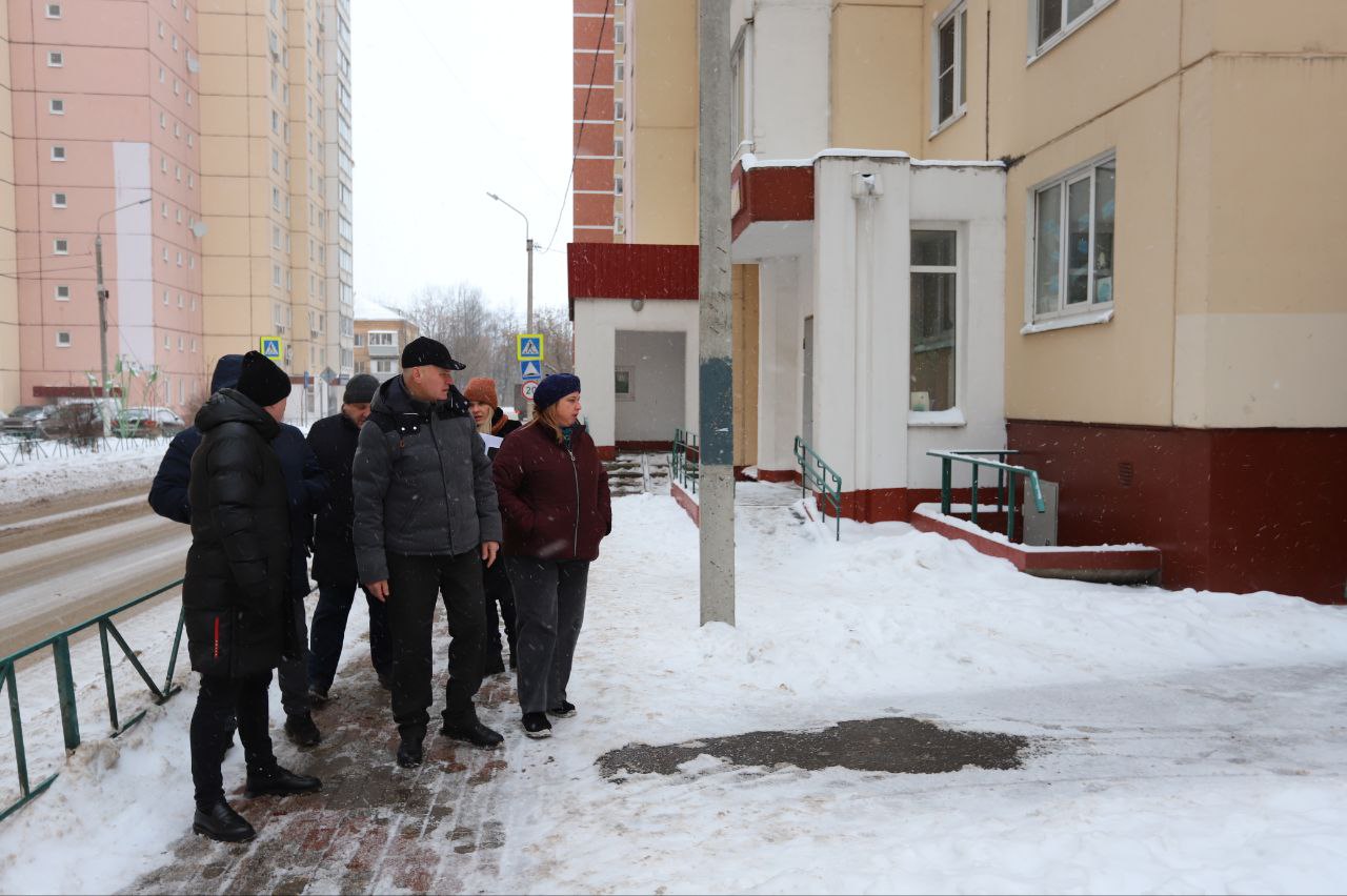 Глава городского округа Фрязино Дмитрий Воробьев провел обход территории с целью контроля качества уборки снега