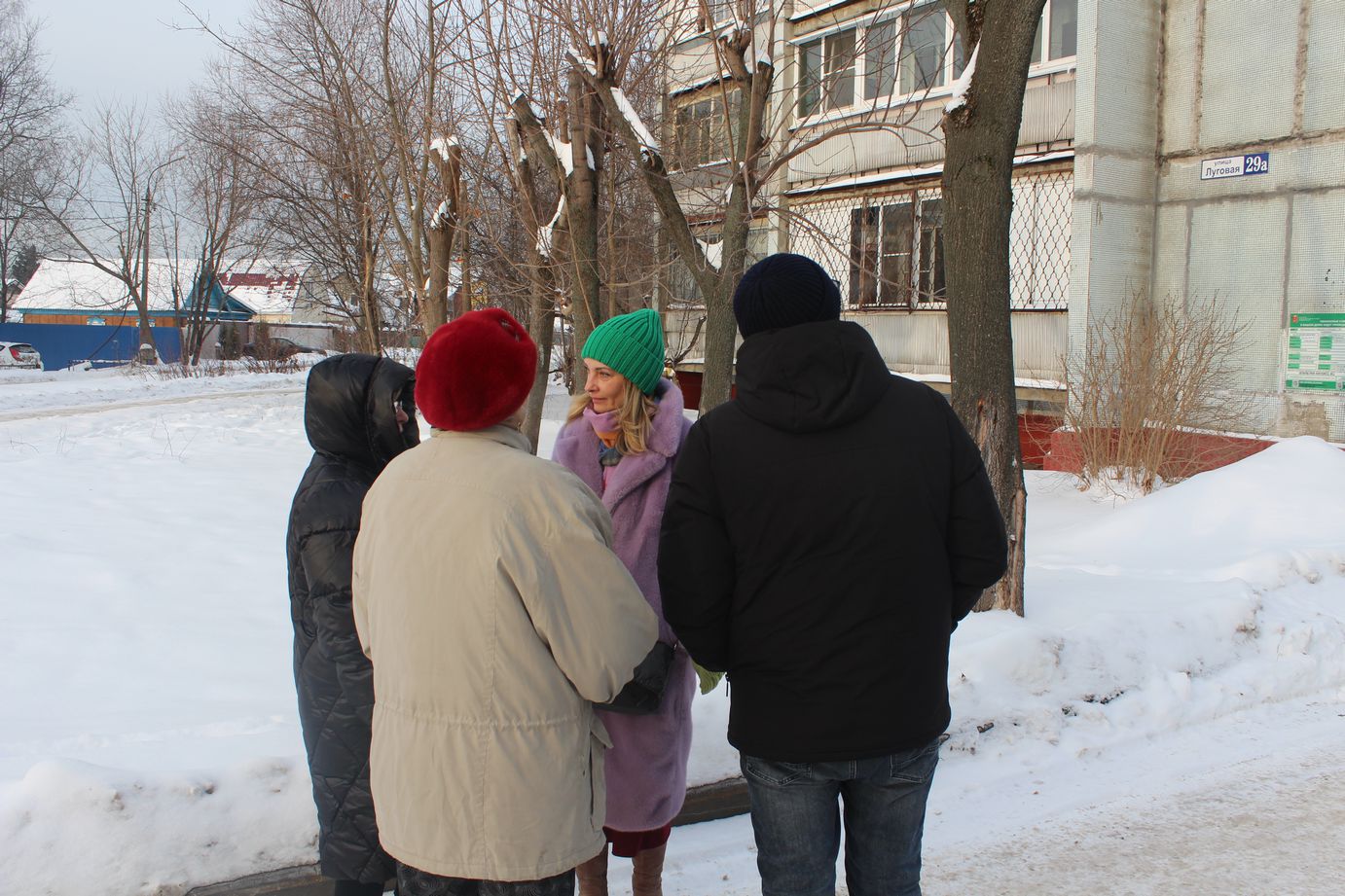 Заместитель главы городского округа Фрязино Виктория Оганезова посетила дворы домов № 27, 29 и 29а по улице Луговой