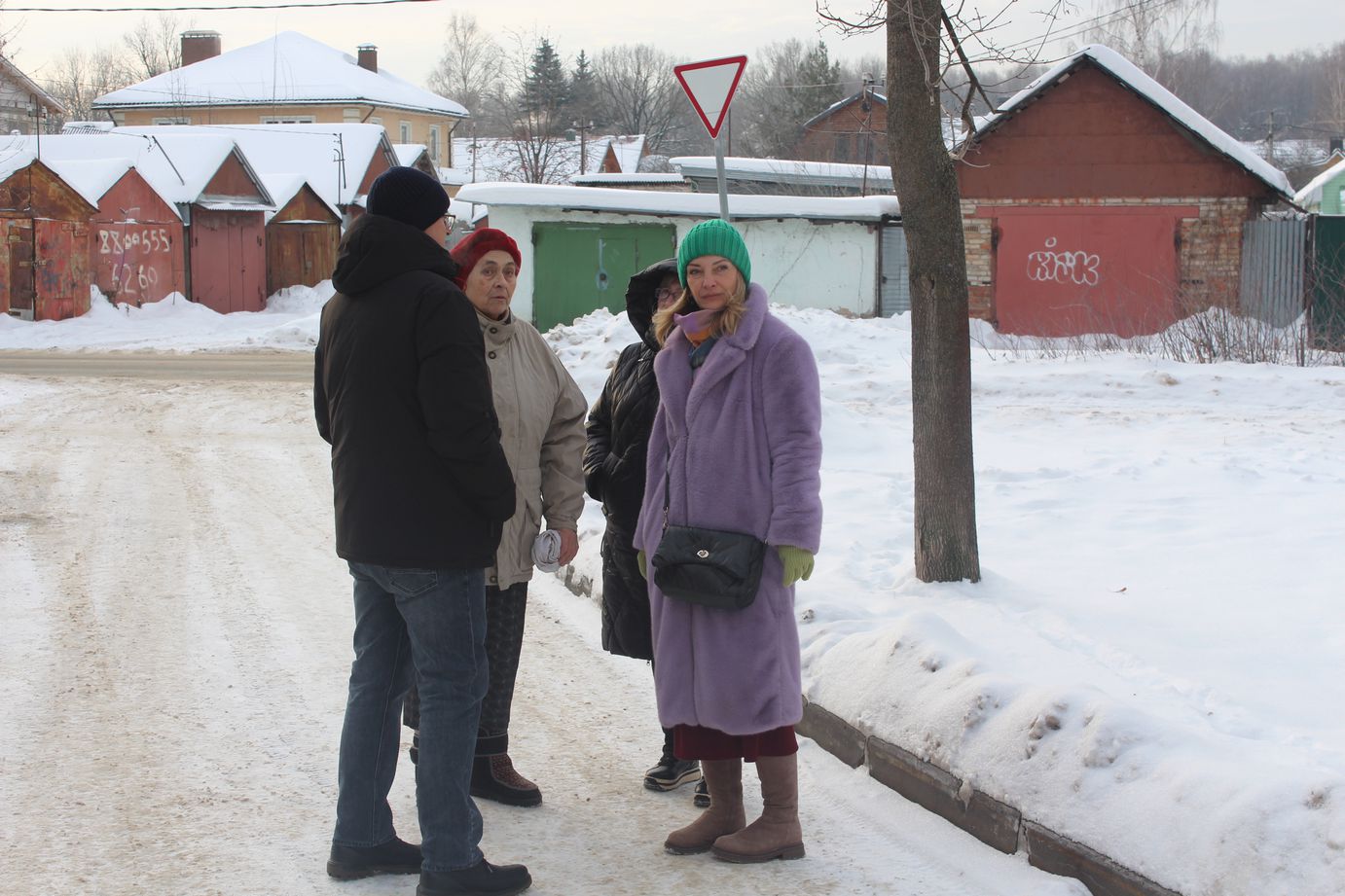 Заместитель главы городского округа Фрязино Виктория Оганезова посетила дворы домов № 27, 29 и 29а по улице Луговой
