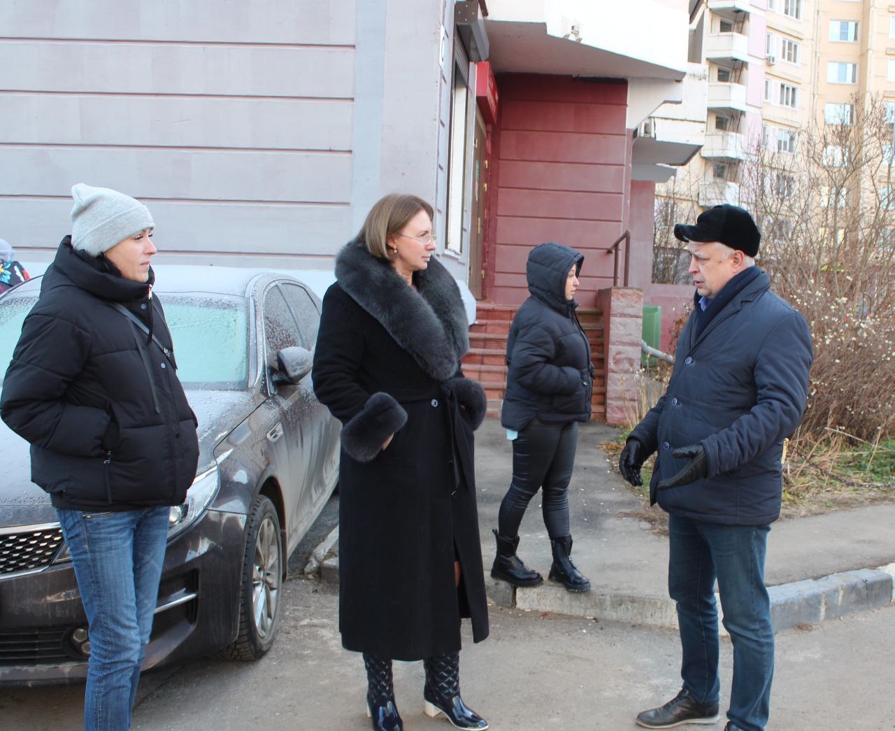 Заместитель главы городского округа Фрязино Юлия Шувалова повторно встретилась с жителями дома 29 по Проспекту Мира