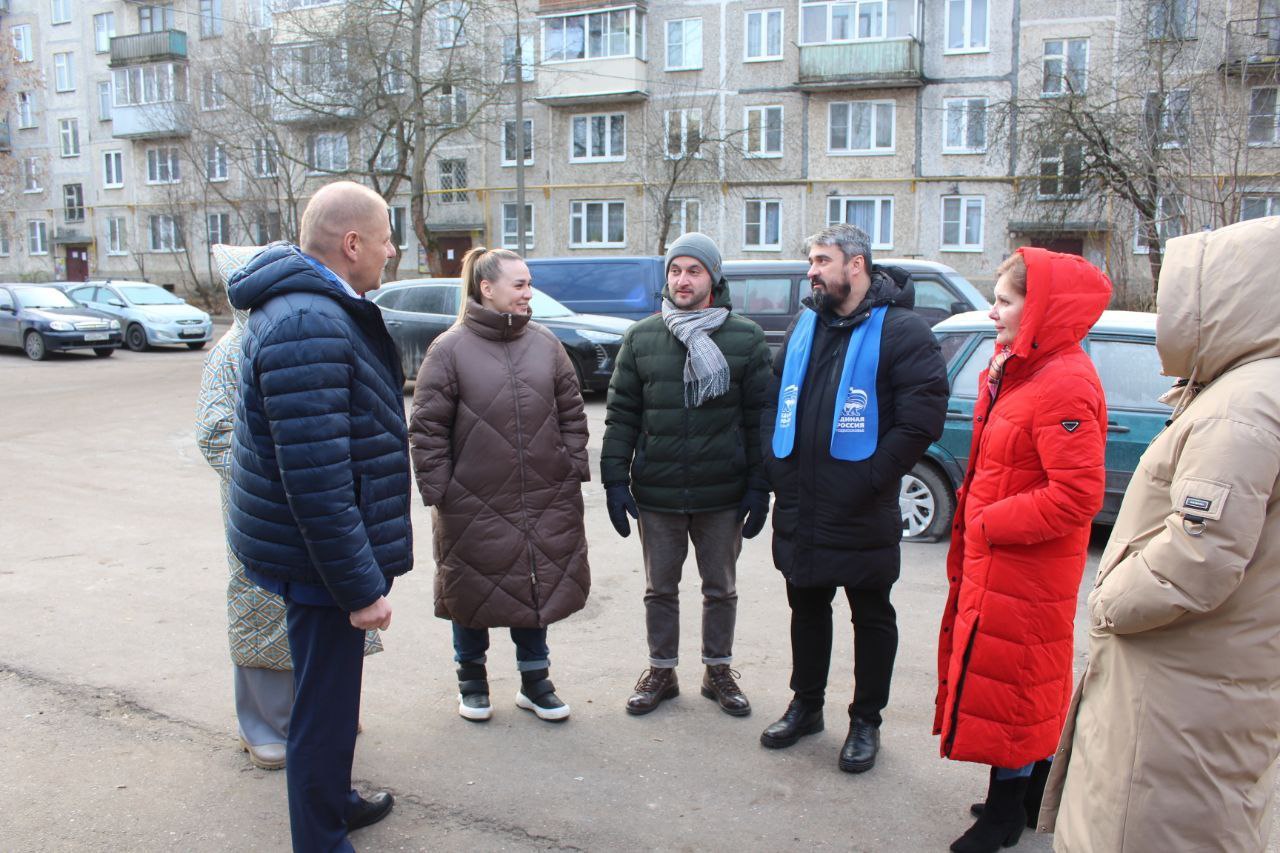 Заместитель главы городского округа Фрязино Антон Тропин вместе с депутатом городского собрания Сергеем провел встречу с жителями дома номер 2 по Проспекту Мира