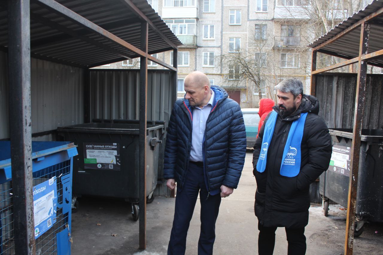 Заместитель главы городского округа Фрязино Антон Тропин вместе с депутатом городского собрания Сергеем провел встречу с жителями дома номер 2 по Проспекту Мира