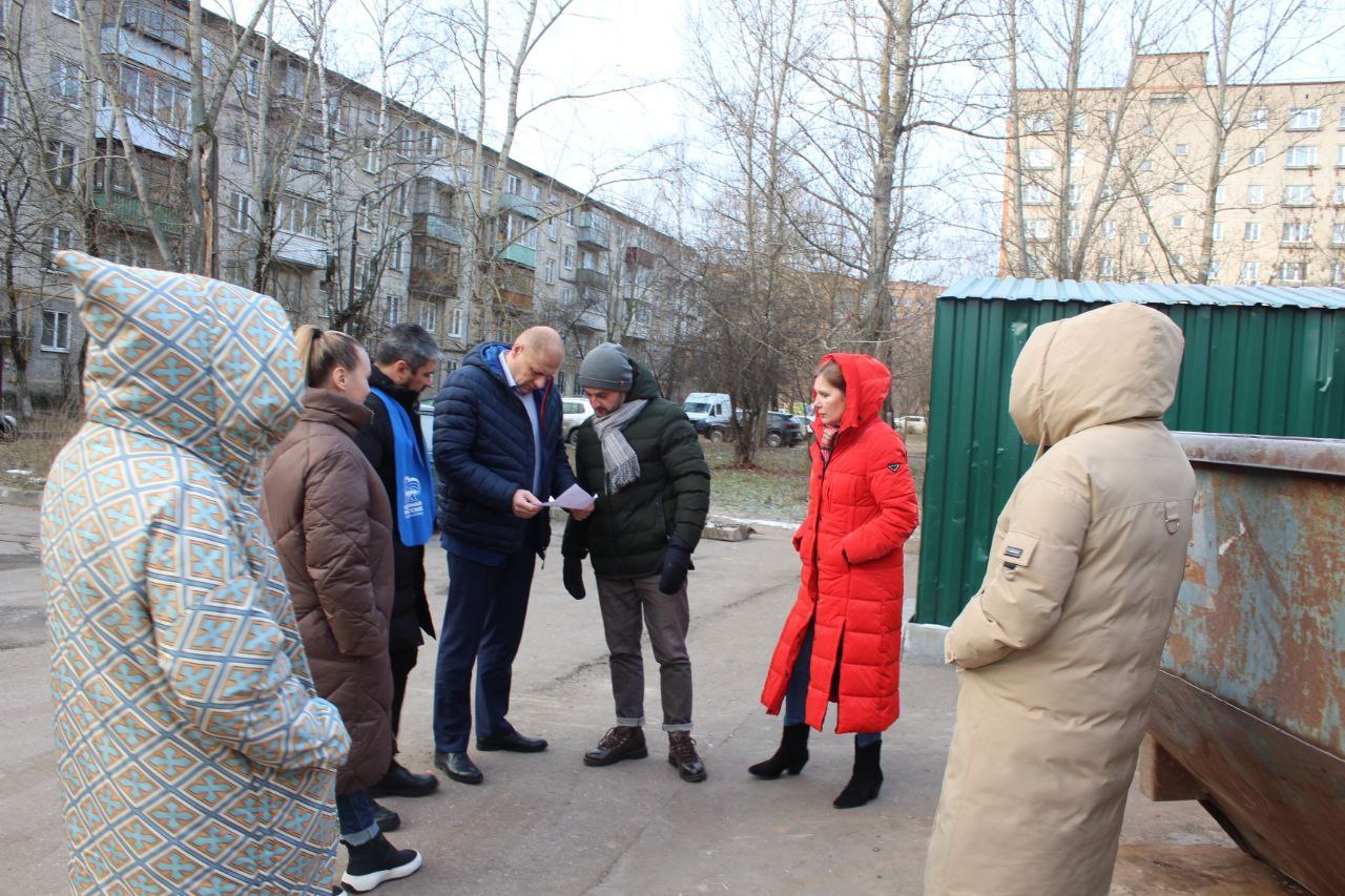 Заместитель главы городского округа Фрязино Антон Тропин вместе с депутатом городского собрания Сергеем провел встречу с жителями дома номер 2 по Проспекту Мира