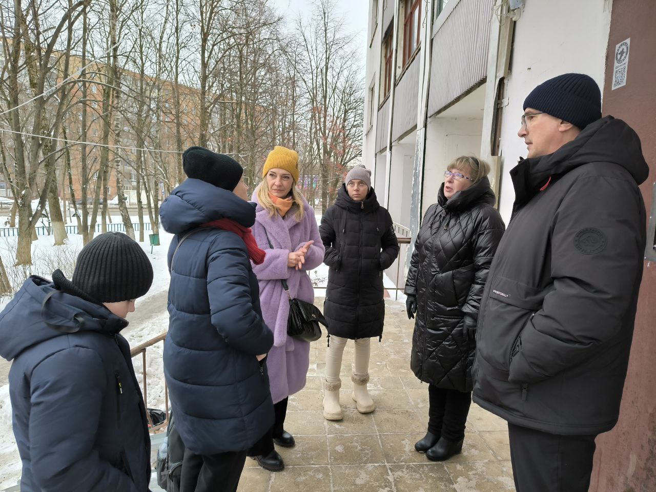 Заместитель главы городского округа Фрязино Виктория Оганезова проверила качество содержания придомовой территории дома №3 по проспекту Мира