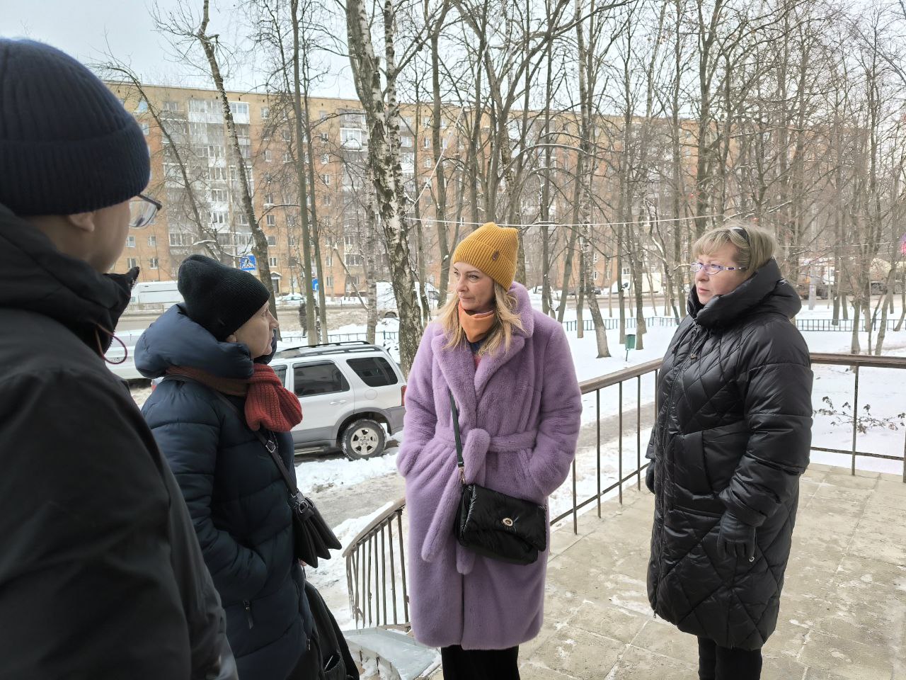 Заместитель главы городского округа Фрязино Виктория Оганезова проверила качество содержания придомовой территории дома №3 по проспекту Мира