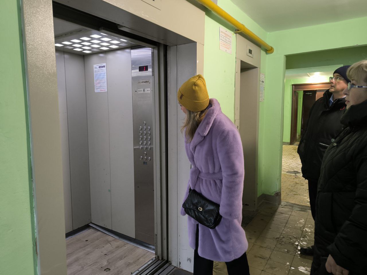 Заместитель главы городского округа Фрязино Виктория Оганезова проверила качество содержания придомовой территории дома №3 по проспекту Мира