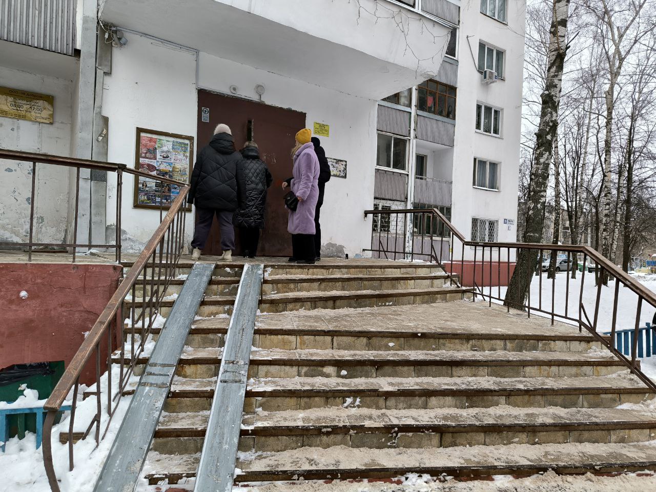 Заместитель главы городского округа Фрязино Виктория Оганезова проверила качество содержания придомовой территории дома №3 по проспекту Мира