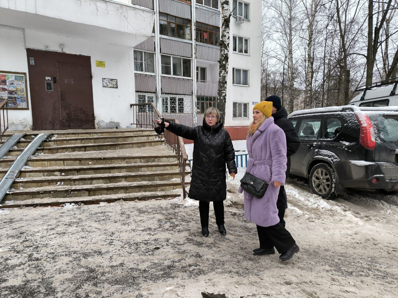 Заместитель главы городского округа Фрязино Виктория Оганезова проверила качество содержания придомовой территории дома №3 по проспекту Мира