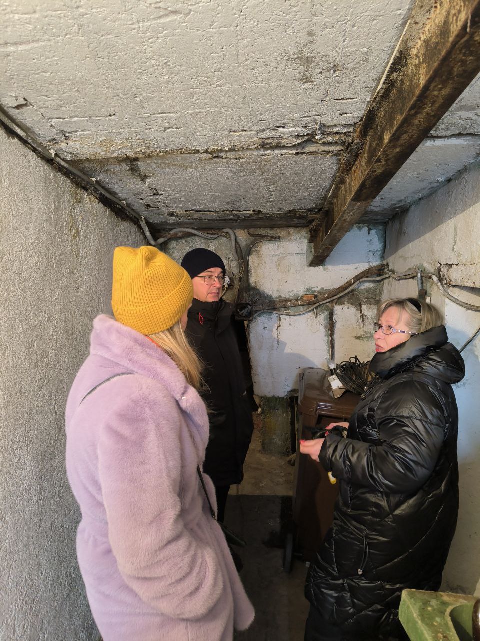 Заместитель главы городского округа Фрязино Виктория Оганезова проверила качество содержания придомовой территории дома №3 по проспекту Мира