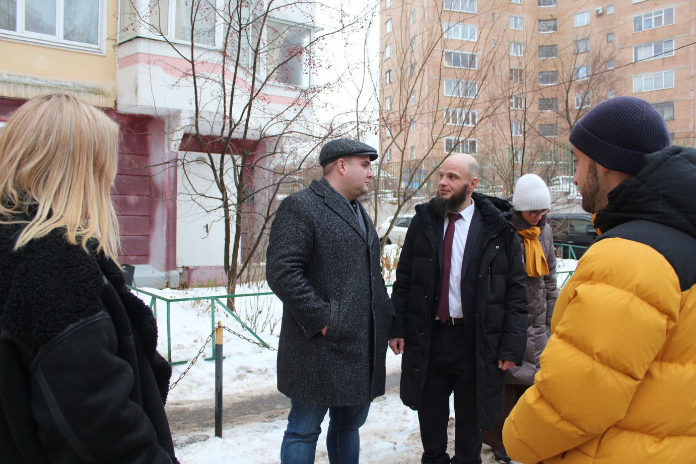 Заместитель главы городского округа Фрязино Артем Вольчак проверил качество содержания двора дома №29 по проспекту Мира